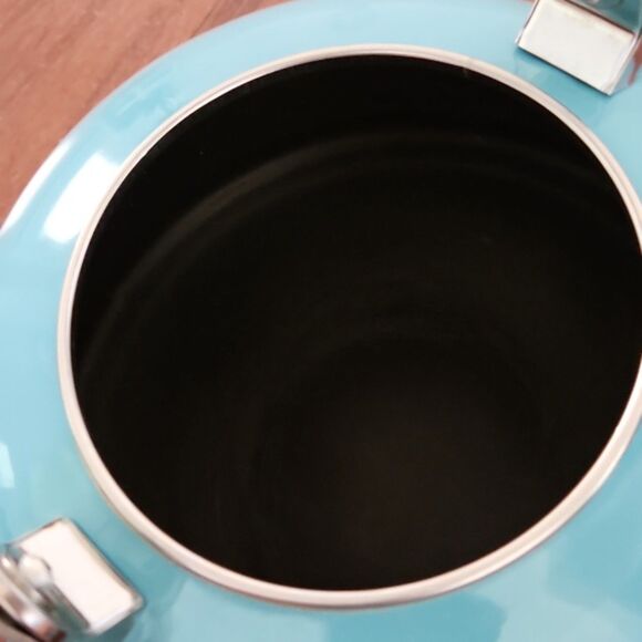 Le Creuset 1.7 Qt. Classic Whistling Kettle, Carribean - Picture 3 of 6